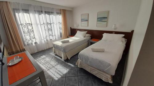 维纳德马HOTEL BORDEPLAZA - ex Monterilla的酒店客房设有两张床和窗户。