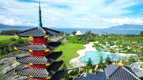 岘港Da Nang - Mikazuki Japanese Resorts & Spa的享有带游泳池的度假村的空中景致