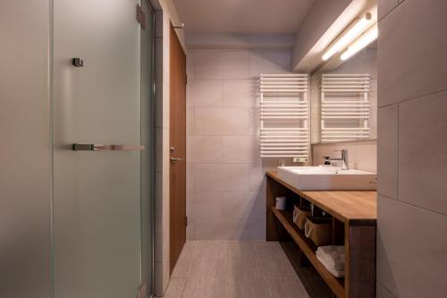 野沢卡晚图亚酒店的一间带水槽和镜子的浴室