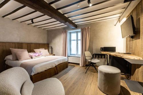 杜柏Hotel LEA - Maison Caerdinael的一间卧室配有两张床、一台电视和椅子