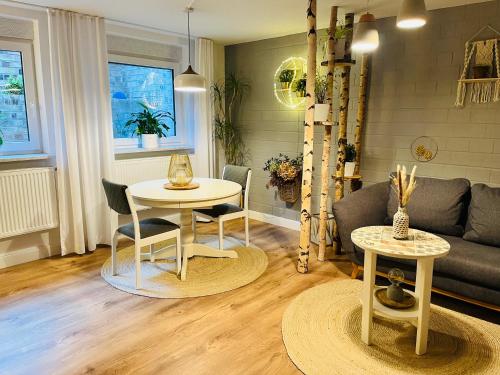 波茨坦Extravagantes Apartment的客厅配有桌子和沙发
