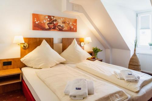 松德斯豪森Pension Schlossblick的一间卧室配有一张床,上面有两条毛巾
