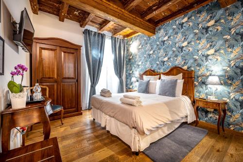 佛罗伦萨拉斯特拉多洛住宿加早餐旅馆的一间卧室配有一张带蓝色壁纸的大床