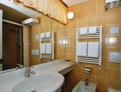利莫内-苏尔加达丽都酒店的一间带水槽和卫生间的浴室