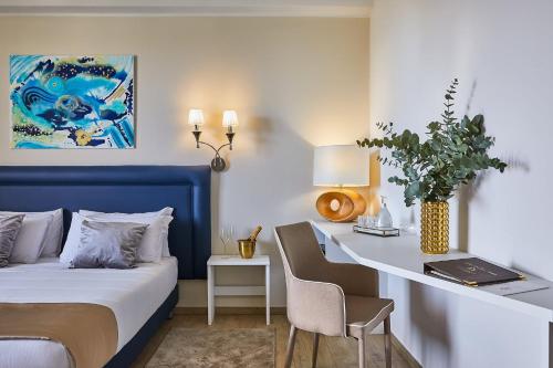 切齐纳码头Golden Hotel的一间卧室配有一张蓝色的床和一张带笔记本电脑的书桌