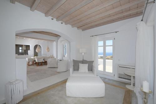 胡拉吉亚Villa Crystal with Heated Pool by Diles Villas的白色的客厅配有白色的沙发和桌子