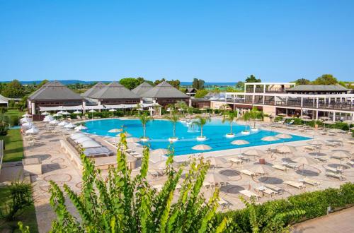 卡斯特拉巴特滨海Ethra Reserve Valentino的享有带游泳池和椅子的度假村的空中景致