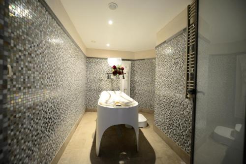 诺扎皇家酒店 的一间浴室
