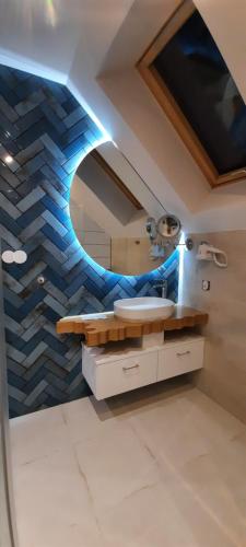 齐斯纳ELFF -Apartamenty i pokoje gościnne的一间带水槽和镜子的浴室