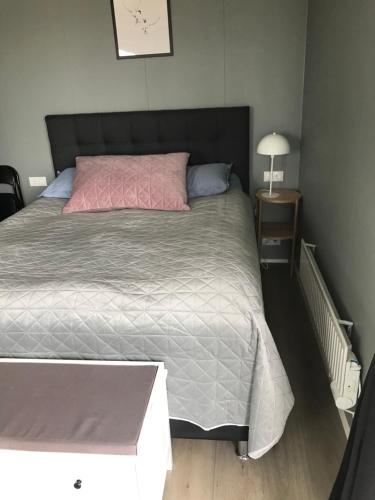 斯蒂克松鲁姆赫尔加菲旅馆的一间卧室配有一张带粉红色枕头的大床