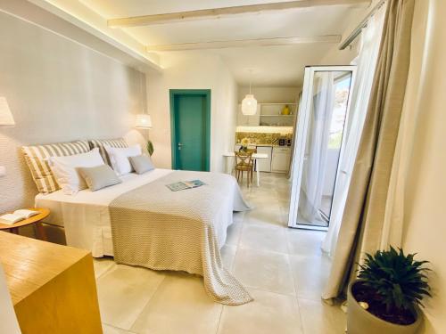 卡尔帕索斯Aeolia suites的一间卧室配有一张床,另一间卧室配有厨房