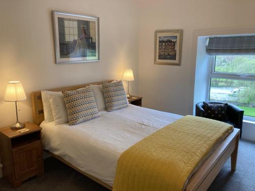 霍伊斯爱博住宿加早餐旅馆的一间卧室设有一张大床和一个窗户。