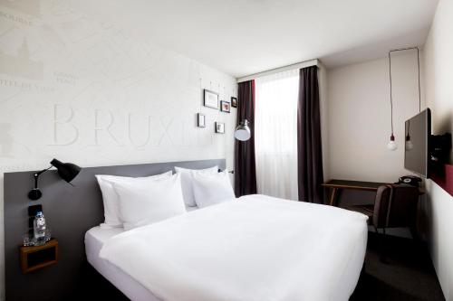 迭戈姆Pentahotel Brussels Airport的配有白色床和白色枕头的酒店客房