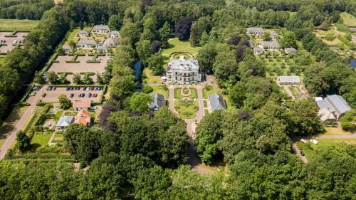 皮滕Kasteel De Vanenburg的树木繁茂的大豪宅的空中景观