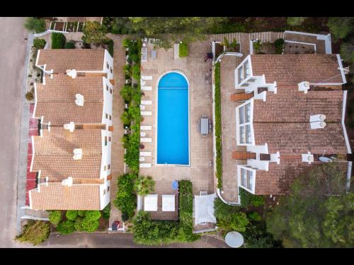 卡拉加尔达纳The Desmais的享有带蓝色游泳池的别墅的顶部景致