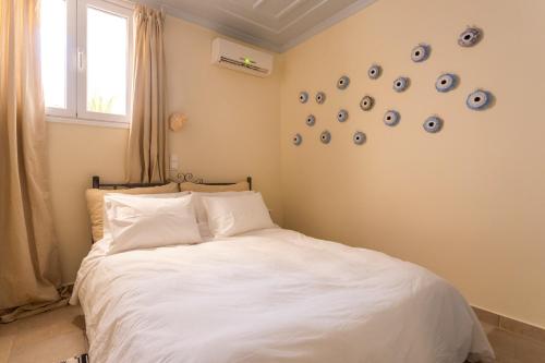斯派赛斯Flash House的卧室配有一张挂着蓝色板子的床铺。