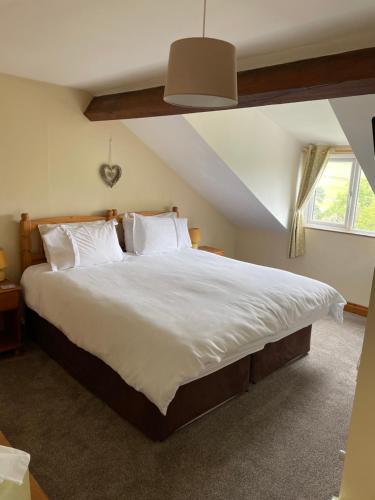 里斯阿尔克勒斯德乡村旅馆的卧室配有一张带白色床单和枕头的大床。