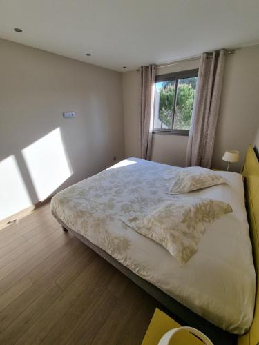 维琪奥港Résidence Costa Nera Santa Giulia的一间卧室设有一张大床和一个窗户。