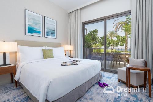 富查伊拉Dream Inn Apartments - Address Beach Residence Fujairah的一间卧室设有一张大床和一个大窗户