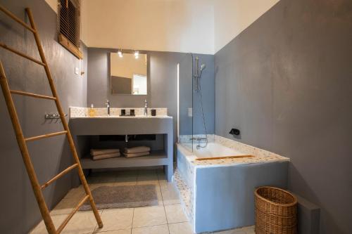马赛Place au Manege的一间带水槽、浴缸和镜子的浴室