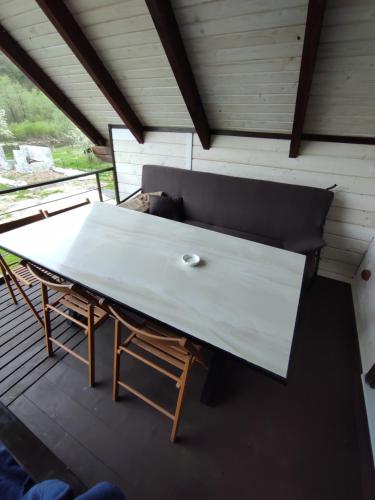 斯科列Villa Opir的一张大白桌子,坐在甲板上
