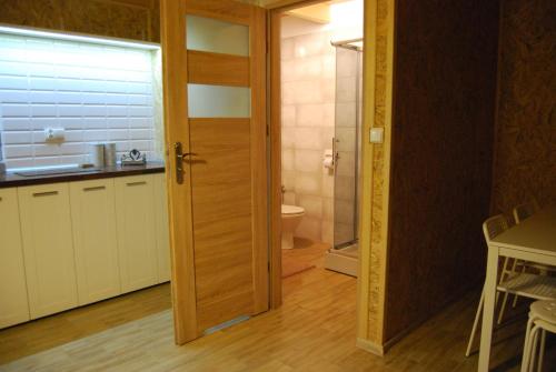米沃姆温Cichosza Miłomłyn的浴室设有通往卫生间的门