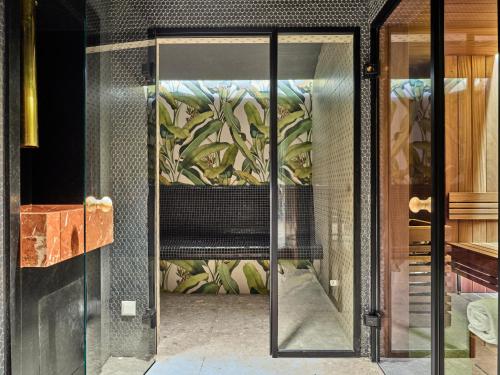 弗罗茨瓦夫Hotel Altus Palace - Destigo Hotels的玻璃门通向带壁画的房间