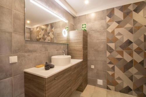 费拉古多Apartamento Jacadi的一间带水槽和镜子的浴室