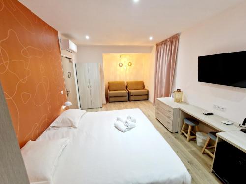 波尔图贝亚维斯塔酒店的酒店客房设有一张大床和一台电视。