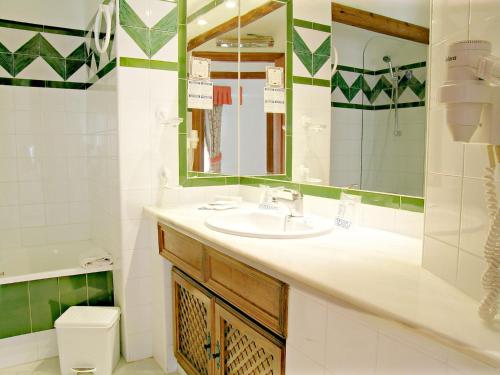拉曼加戴尔马尔梅纳Ona Marina Arpón的一间带水槽、镜子和卫生间的浴室