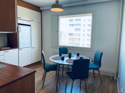 埃斯波STAY Matinkatu Apartment的厨房以及带桌椅的用餐室。