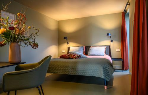 弗拉讷克B&B Turfkade9的一间卧室,配有一张床和花瓶