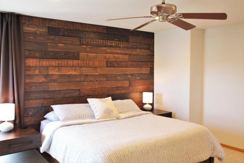 胡德里弗Hood River Family Vacation Home的一间卧室配有木制床头板和一张床
