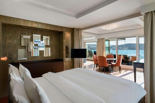 伊斯坦布尔博斯普鲁斯丽笙酒店的一间带一张白色大床的卧室和一间用餐室