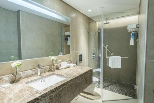 吉达吉达滨海路丽笙酒店的一间带水槽和淋浴的浴室