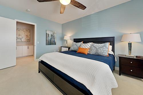 圣地亚哥Ingraham Delight的一间卧室配有一张大床和吊扇