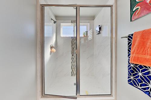 圣地亚哥Ingraham Delight的浴室里设有玻璃门淋浴