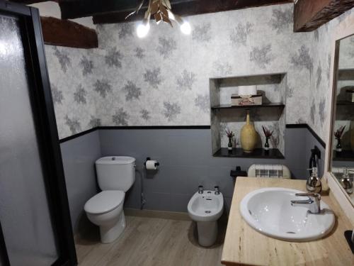 伊斯拉Villa castellanos的浴室配有白色卫生间和盥洗盆。