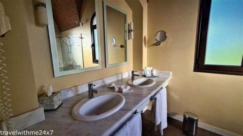 拉斯阿尔卡麦Private guest house in five stars resort的一间带两个盥洗盆和大镜子的浴室