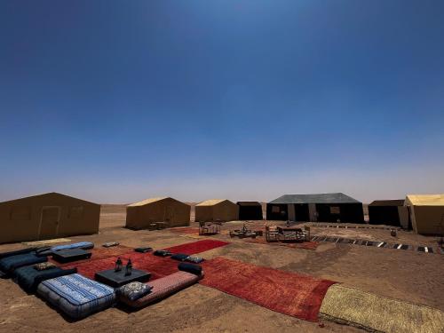 Foum ZguidBivouac Les Nomades & Foum zguid to chegaga tours的沙漠中一群帐篷