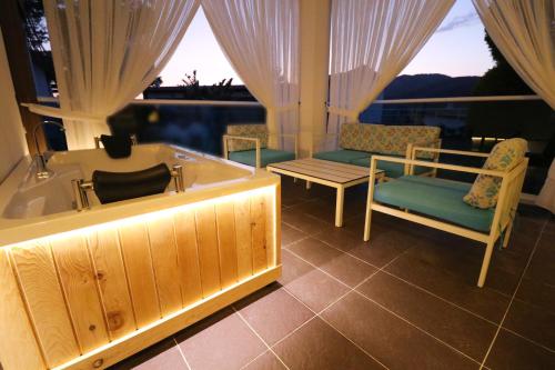 厄吕代尼兹Garcia Resort & Spa - Ultra All Inclusive的带浴缸、椅子和窗户的浴室