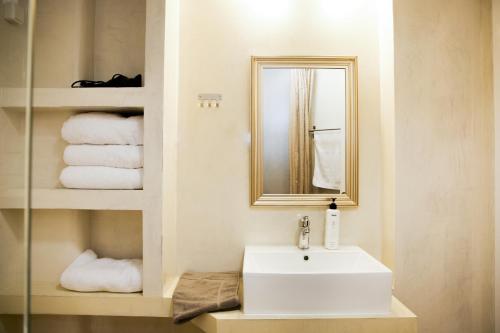 Praxitelis Luxury Apartments的一间浴室
