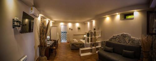 卡斯泰尔莫拉CASA FRANCY的客厅配有沙发和椅子