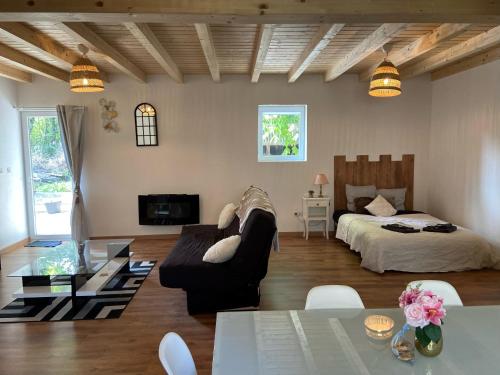 RiedisheimLe Noyer: Petit chalet cosy proche de Mulhouse的客厅配有沙发和1张床