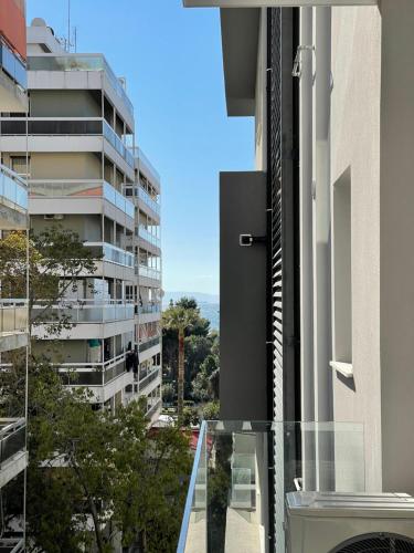 雅典Modern Apartments near Marina Flisvos的从大楼的阳台上可欣赏到风景