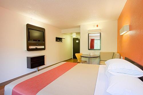 东不伦瑞克东布伦兹维克6汽车酒店的一间酒店客房,配有一张床和一台电视