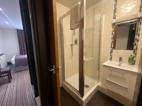 彼得利贝尔宾馆的带淋浴和盥洗盆的浴室