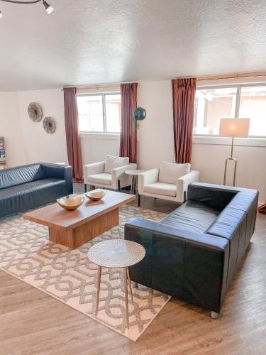 布莱斯峡谷Bryce UpTop Lodge的客厅配有沙发和桌子