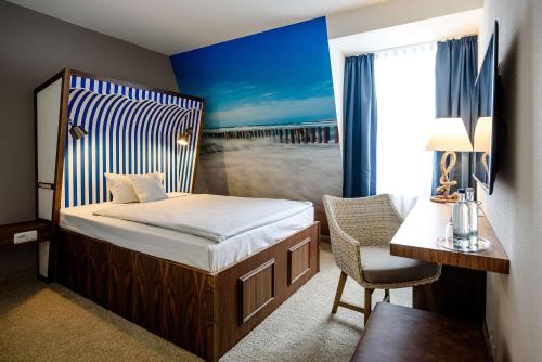 阿尔蔡Dorint Hotel Alzey/Worms的一间卧室配有一张床、一张桌子和一把椅子