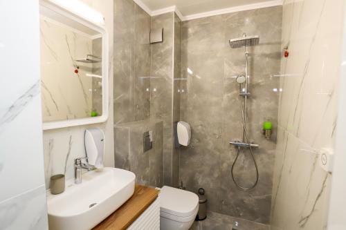 格拉瓦塔斯格拉瓦塔斯基汉旅馆的带淋浴、卫生间和盥洗盆的浴室